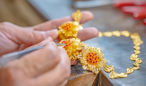 深圳黄金首饰工艺流程视频拍摄中 - 深圳视频拍摄制作公司 - 深圳映画传媒公司